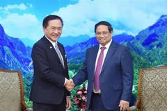 El primer ministro vietnamita, Pham Minh Chinh, (D) recibie al gobernador de la prefectura japonesa de Kanagawa, Kuroiwa Yuji (Fuente: VNA)