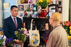 El jefe de la misión de Vietnam ante la ONU, Dang Hoang Giang, y el doctor Ngo Thanh Nhan, esposo de la activista estadounidense Merle Ratner. (Foto: VNA)