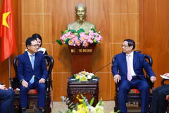 El primer ministro Pham Minh Chinh recibe al director general de Samsung Vietnam, Choi Joo Ho, (Foto: VNA)