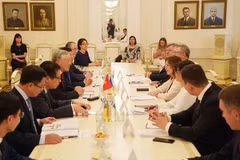 El presidente del Tribunal Popular Supremo de Vietnam, Nguyen Hoa Binh, y su homóloga rusa Irina Podnosova.