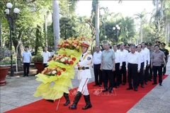 El presidente To Lam rinde homenaje al Presidente Ho Chi Minh en la provincia de Tra Vinh. (Foto: VNA)