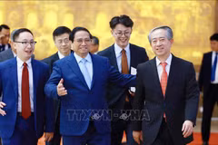 El primer ministro de Vietnam, Pham Minh Chinh, y el embajador chinoi, Xiong Bo. (Foto: VNA)