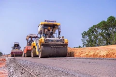 Construcción de la carretera de un proyecto que forma parte de autopista Norte-Sur. (Foto: Viet Hung/Vietnam+)