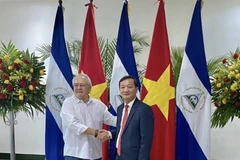 El subjefe de la Comisión de Relaciones Exteriores del Partido Comunist de Vietnam, Nguyen Minh Tam, se reunió con el presidente del Parlamento, Gustavo Porras. (Foto: VNA)