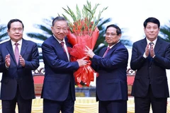 Felicitan al miembro del Buró Político y presidente, To Lam, por su elección como secretario general del Partido Comunista de Vietnam. (Foto: VNA)