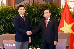 El presidente de la Asamblea Nacional de Vietnam, Tran Thanh Man, y el director general de Sembcorp Development y presidente de la junta directiva de VSIP Group, Lee Ark Boon (Fuente: VNA) 