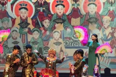 El Artista Popular Le Ngoc con la actuación “Co doi thuong ngan”. (Foto: nguoihanoi.vn)