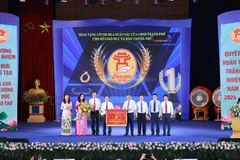 La entrega de la bandera de emulación al sector de educación de Hanoi. (Foto: VNA)
