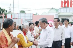 El secretario general del Partido Comunista de Vietnam, To Lam, y los pobladores locales. (Foto: VNA)