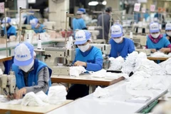 Localidades vietnamitas entregan regalos a trabajadores menos favorecidos con motivo del Tet