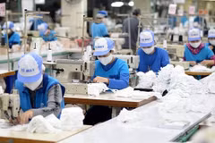 Localidades vietnamitas entregan regalos a trabajadores menos favorecidos con motivo del Tet