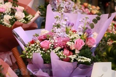 Florece mercado vietnamita de regalos por el Día Internacional de la Mujer