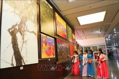 Efectúan exposición de pinturas de artistas vietnamitas y surcoreanas 