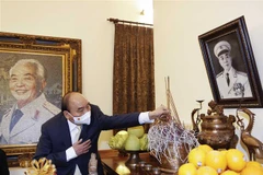 Presidente vietnamita honra contribuciones de exdirigentes del Partido y Estado