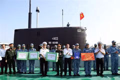 Entregan obsequios a soldados y residentes en islas vietnamitas y plataforma DK1