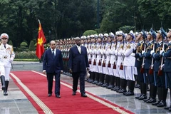 Presidente vietnamita preside ceremonia oficial de bienvenida a homólogo ugandés
