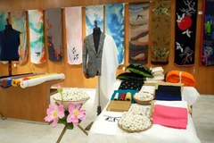 Celebran en Quang Ninh exposición sobre el traje tradicional Ao dai