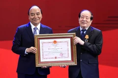 Otorgan la Orden de Independencia a poeta Huu Thinh por su contribución a la literatura vietnamita