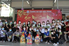 Estudiantes laosianos experimentan momentos inolvidables durante el Tet en Vietnam