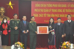 Ministro de Defensa de Vietnam otorga regalos a beneficiarios de políticas por Tet