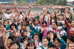 Imparten voluntarios israelíes cursos de inglés a niños vietnamitas