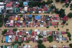 Presidente de Filipinas inspecciona zonas afectadas por desastre