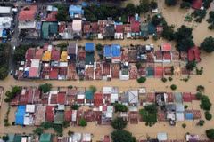 Presidente de Filipinas inspecciona zonas afectadas por desastre