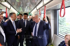Presidente del Senado francés recorre por línea ferroviaria en Hanoi