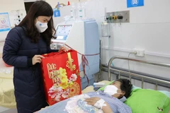 Obsequian libretas de seguros a personas menos favorecidas en Vietnam