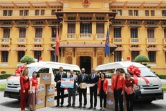 Cruz Roja de Vietnam recibe equipos e insumos médicos obsequiados por Omán