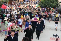 En desarrollo en Ha Giang mercado de amor en meseta rocosa vietnamita 