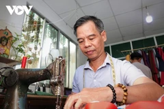 Un sastre apasionado por promover la túnica tradicional “ngu than” entre jóvenes