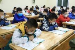 Alumnos hasta sexto grado regresan a las escuelas en Hanoi