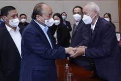 Presidente otorga obsequios a familias y trabajadores vietnamitas en ocasión del Tet