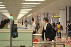 Casi dos mil pasajeros ingresan a Vietnam con la reanudación de vuelos internacionales