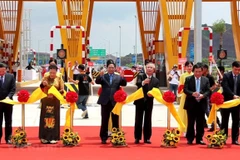 Premier vietnamita asiste a inauguración de autopista Van Don - Mong Cai en Quang Ninh
