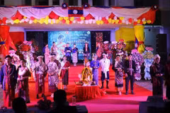 Estudiantes laosianos en Vietnam celebran Festival Bunpimay