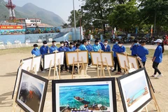 Organizan exposición fotográfica sobre soberanía marítima e isleña de Vietnam