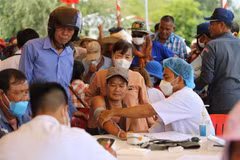 Efectúan examen de salud para cientos de personas de origen vietnamita en Camboya