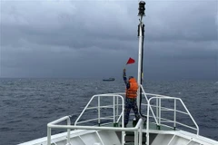 Remolcan a puerto seguro a barco pesquero en dificultades