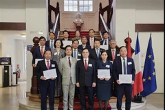 Delegación de Academia Nacional de Política Ho Chi Minh visita Francia