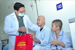 Premier vietnamita visita pacientes pediátricos con motivo del Festival de Medio Otoño