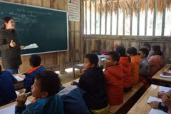 Exige premier de Vietnam garantizar educación para niños étnicos