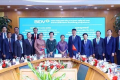 Viceprimera ministra camboyana elogia aporte del banco vietnamita al desarrollo de su país