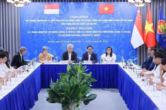 Premieres vietnamita y singapurense dialogan con estudiantes de Universidad Nacional de Hanoi