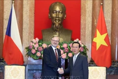 Vietnam siempre otorga importancia al impulso de nexos con República Checa