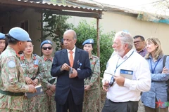 Dirigente de ONU conversa con ingenieros militares vietnamitas en Abyei