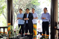 Primer ministro de Vietnam rinde homenaje a difuntos dirigentes del Gobierno