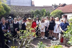 Diplomáticos extranjeros y turistas exploran el Tet vietnamita en la aldea de Duong Lam