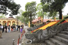 Imponentes esculturas de dragón en Palacio Kinh Thien